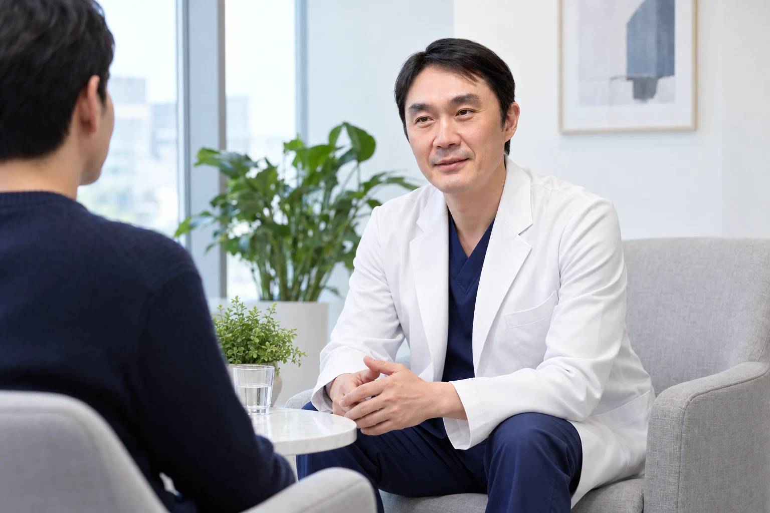 원장이 진료실에서 상담하는 모습